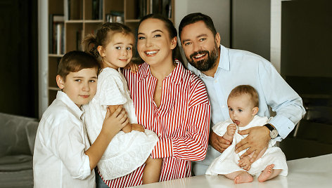 Medeina Andriulienė ir Liudvikas Andriulis su vaikais