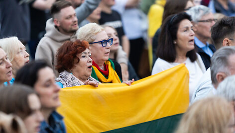 &bdquo;Tauti&scaron;kos giesmės&ldquo; giedojimas Katedros aik&scaron;tėje