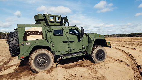 Benediktas Vanagas išbandė vieną moderniausių Jungtinių Amerikos Valstijų kariuomenės visureigių – JLTV
