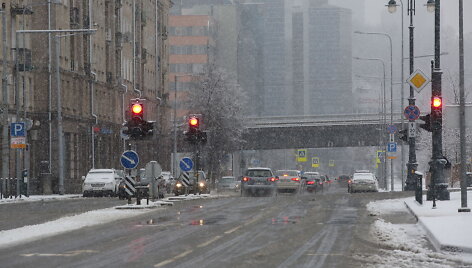 Eismą &scaron;alies keliuose sunkina plikledis ir &scaron;lapdriba