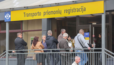 Žmonės prie &bdquo;Regitros&ldquo; Vilniuje