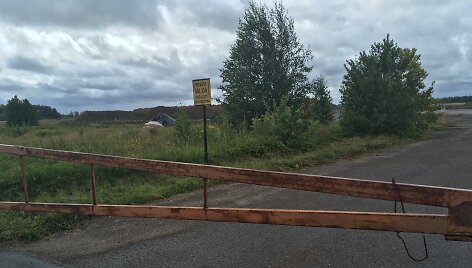 Per karantiną Klaipėdos rajono gyventojai po langais, buvusio aerodromo teritorijoje, pamatė &bdquo;dygstančias&ldquo; biokuro, akmens skaldos &bdquo;kalvas&ldquo;.
