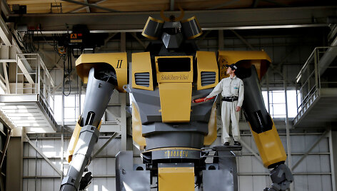Japonų inžinierius pristatė i&scaron; vidaus valdomą milžini&scaron;ką robotą