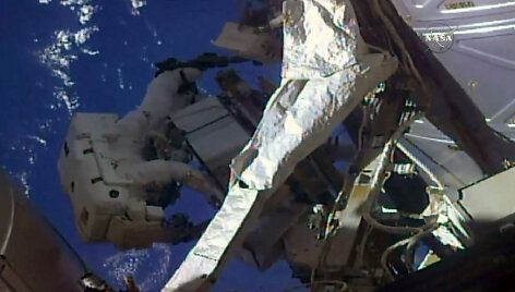 Astronautas Ricky Arnoldas amoniako siurblių keitimo operacijos metu