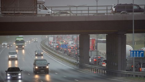 Automobilių spūstys Vilniaus Vakariniame aplinkkelyje