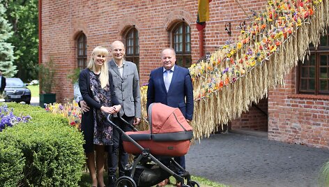 Kauno rajono meras pasveikino pirmagimio susilaukusius Nikitinus 