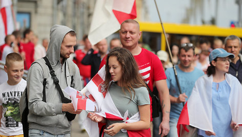 Tūkstančiai protestuotojų Baltarusijoje „sveikina“ A.Lukašenką su gimtadieniu: pranešta apie pirmus sulaikymus