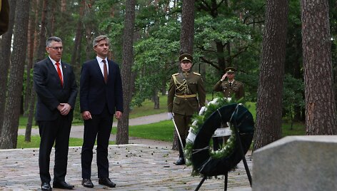 Izraelio ir Lietuvos užsienio reikalų ministrai Gideonas Saaras ir Kęstutis Budrys Panerių memoriale