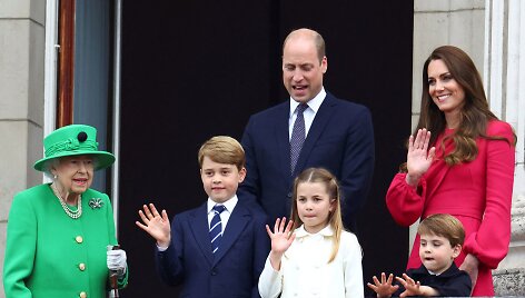 Elizabeth II, princas Williamas ir Kembridžo hercogienė Catherinė su vaikais