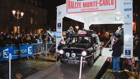 Karolis Raišys ir šturmanas Vidimantas Gečiauskas 1965 m. gamybos „MGB Roadster“ iš viso per penkias dienas iki Monako turės nuvažiuoti daugiau kaip 2200 kilometrų. 