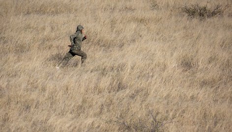 JAV muitinės ir sienos apsaugos agentai persekioja migrantus Meksikos ir Arizonos pasienyje