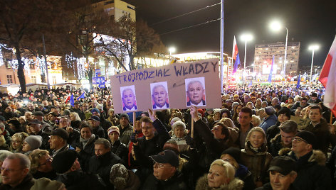 Lenkai protestuoja prieš vyriausybės siekį bausti kritiškus teisėjus