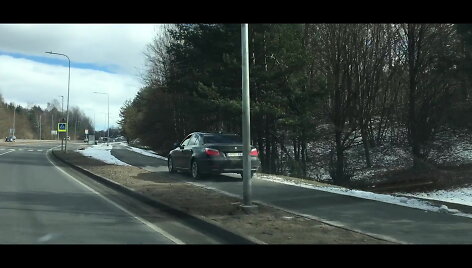 Dviračių taku skriejantis BMW