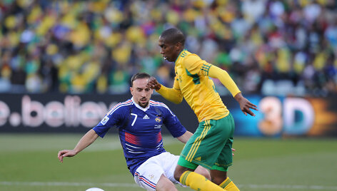 Anele Ngcongca  (de&scaron;inėje) ir Francas Ribery.