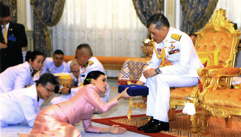 Tailando karaliaus Mahos Vajiralongkorno ir Suthidos Vajiralongkorn na Ayudhya vestuvių ceremonijos akimirka: nuotaka priima karaliaus dovaną