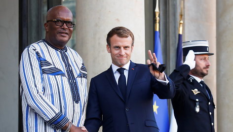 Prancūzijos prezidentas Emmanuelis Macronas ir French President Emmanuel Macron welcomes Burkina Faso prezidentas Rochas Marcas Christianas Kabore'as