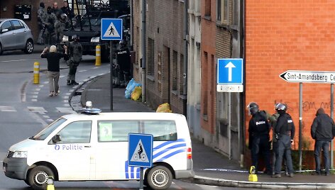 Belgijos policija prie pastato, kuriame įkaitu laikomas mažiausiai vienas žmogus.