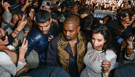 Kim Kardashian ir Kanye Westas su apsauginiu ir fotografų bei gerbėjų minia