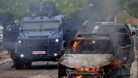 Serbų protestuotojų susirėmimai su Kosovo policija