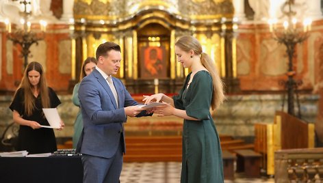 Geriausi Vilniaus abiturientai pagerbti Vilniaus universiteto Šv. Jonų bažnyčioje