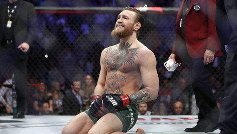 Conoras McGregoras įveikė Donaldą Cerrone'ą per UFC kovą Las Vegase.