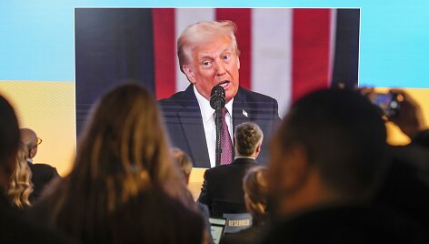 Žmonės žiūri D. Trumpo inauguraciją / Markus Schreiber / AP