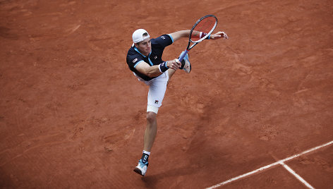 Johnas Isneris pasirodymą „Roland Garros“ turnyre baigė po trečio rato