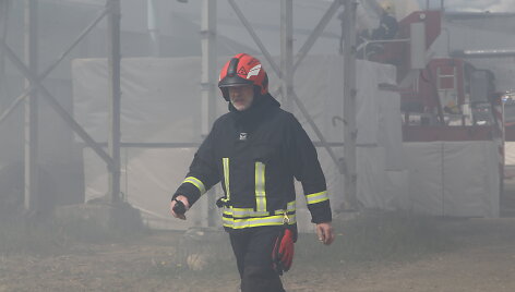 Panevėžyje dega medienos apdirbimo įmonės sandėlis 