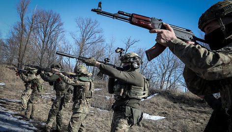 Fraikor kariai – savanoriai treniruojasi poligone netoli Charkovo (Ukraina)