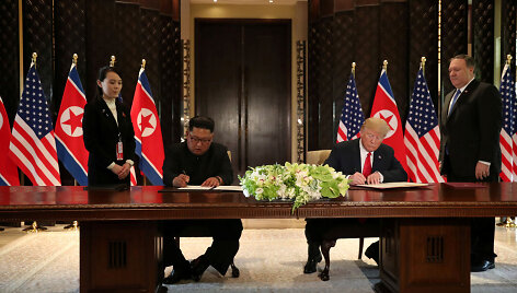 Kim Jong Unas ir Donaldas Trumpas pasira&scaron;o dokumentą