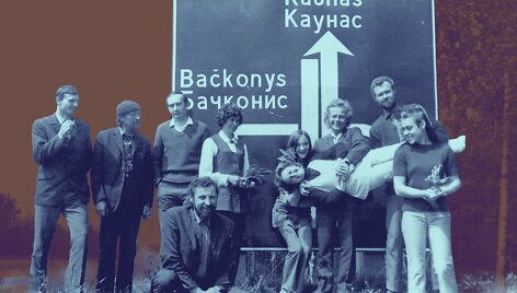 Valstybinio jaunimo teatro darbuotojai važiuoja į gastroles. Kairėje Bronislovas Kerys.