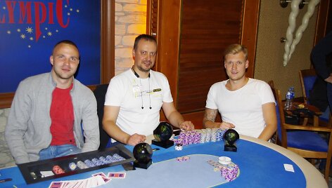 Sigitas Raila (centre), Donatas Grabarčiukas (de&scaron;inėje) ir Edgaras Pipinė / pokernews.lt nuotr.