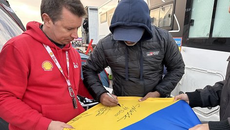 Nassero Al-Attiyah autografas ant Ukrainos vėliavos