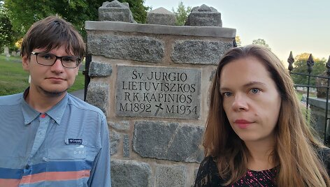 Knygos autoriai Augustinas ir Aistė Žemaičiai prie lietuvi&scaron;kų kapinių