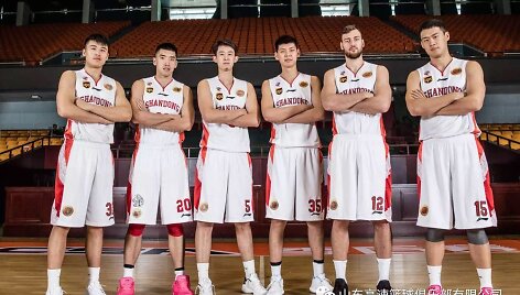 Donatas Motiejūnas su komandos draugais &Scaron;andongo &bdquo;Golden Stars&ldquo; klube