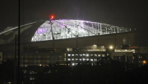 „Tropicana Field“ arenos stogas nuplėštas.