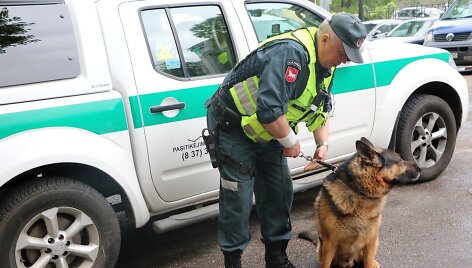 Kauno apskrities VPK patrulių rinktinės kinologas Dainius Dauk&scaron;a