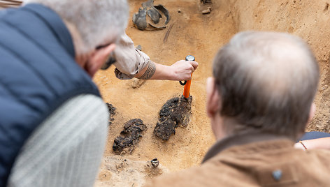 Verkių dvarvietėje pristatomas archeologinis atradimas – aptikti XIII–XIV amžių kapai