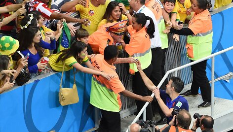 Robinas van Persie įteikė kapitono rai&scaron;tį