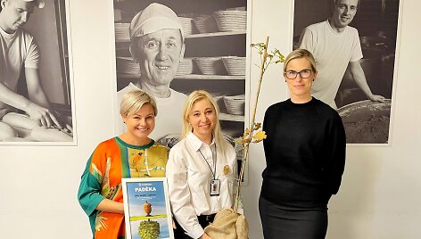 &bdquo;Fazer Lietuva&ldquo; kepyklos vadovė Asta Ju&scaron;kaitė ir kokybės vadovė Lijana Vaitiekūnienė su &bdquo;Lindstr&ouml;m&ldquo; svarbių klientų aptarnavimo vadove Elena Tretjakoviene.