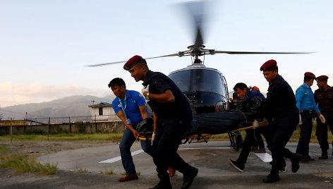 Nepalo pareigūnai evakuoja laipiotojų kūnus