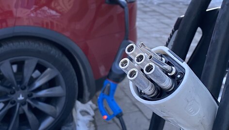 Pavojingi elektromobilių įkrovimo stotelės laidai
