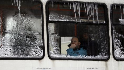 Keleivis apledėjusiame autobuse.