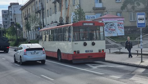 Senas troleibusas Vilniaus gatvėje liepos 11-osios rytą
