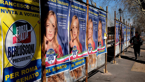 Rinkiminiai plakatai prieš kovo 4 dienos balsavimą Italijoje