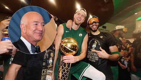 Jeffas Bezosas (kairėje) gali tapti „Celtics“ savininku