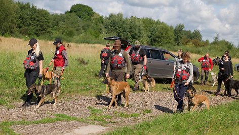 „K-9 paieška“ savanoriai su šunimis