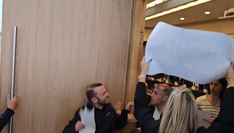 &bdquo;Hamas&ldquo; įkaitų giminaičiai įsiveržė į Izraelio parlamento posėdžių salę