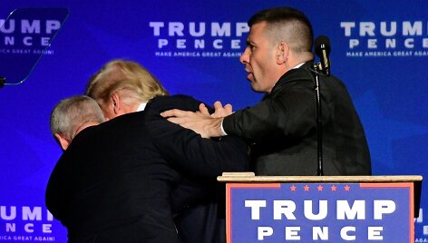 Donaldas Trumpas i&scaron;vedamas apsaugos darbuotojų