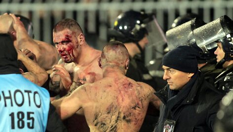 Kruvinas &bdquo;Partizan&ldquo; ir &bdquo;Crvena zvezda&ldquo; futbolo sirgalių susirėmimas gruodį